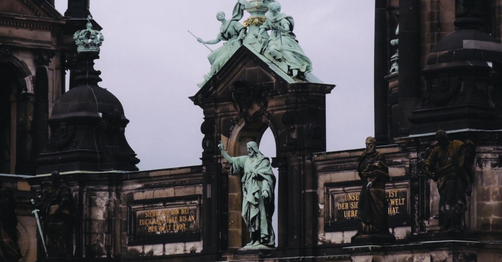 Humboldt Box'dan Berlin Katedrali, üstteki heykelleri zoom'lamak için harika nokta