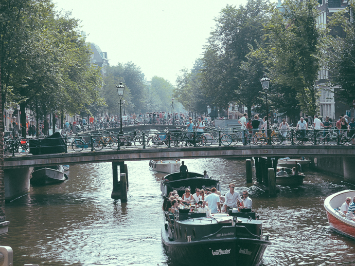 Amsterdam'da tekne ve bisiklet trafiği - Temmuz 2014