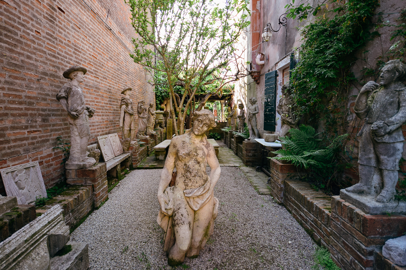 Antichità Arredi D'Arte yan bahçesi, Torcello